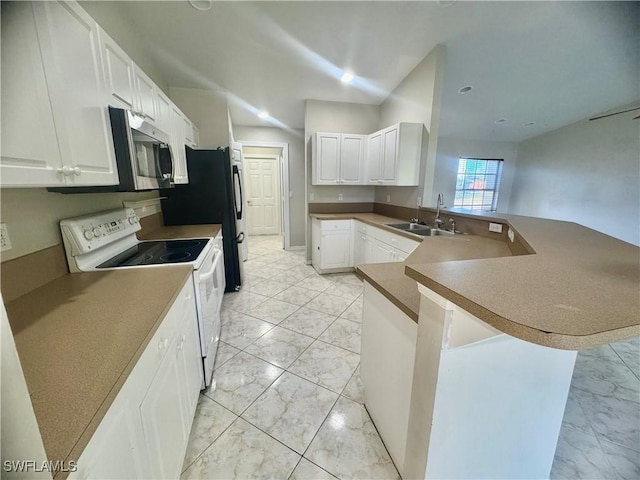 kitchen featuring a kitchen breakfast bar, sink, kitchen peninsula, and white electric stove