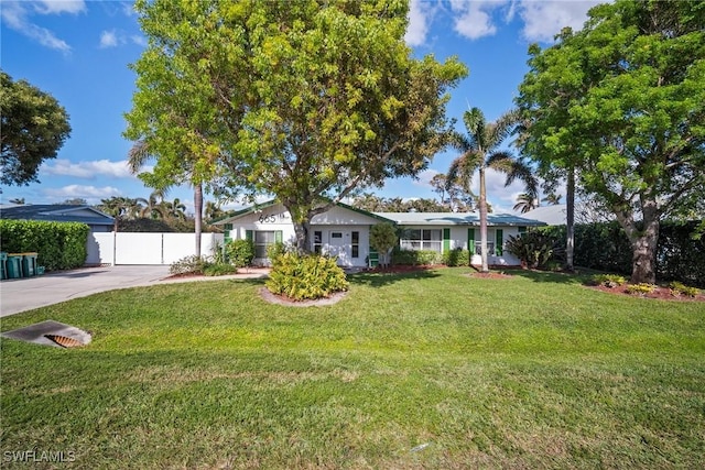 single story home featuring a front yard