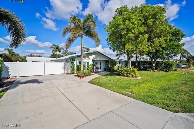 ranch-style house featuring a front yard