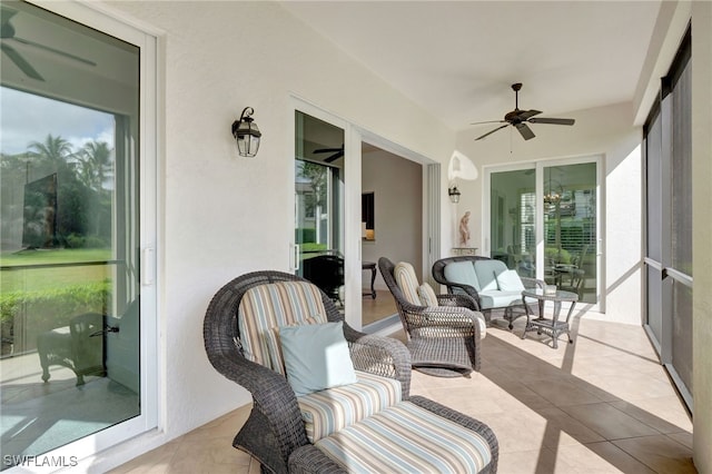 sunroom with ceiling fan