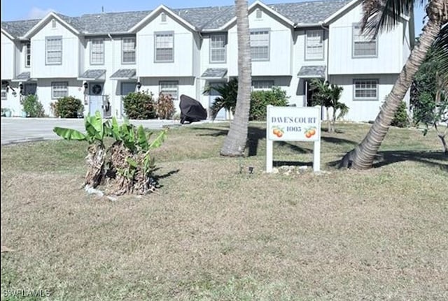 view of front facade featuring a front lawn