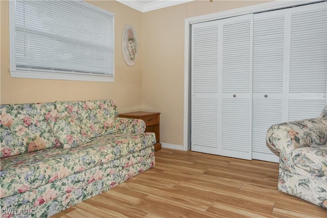 living room featuring hardwood / wood-style floors and crown molding