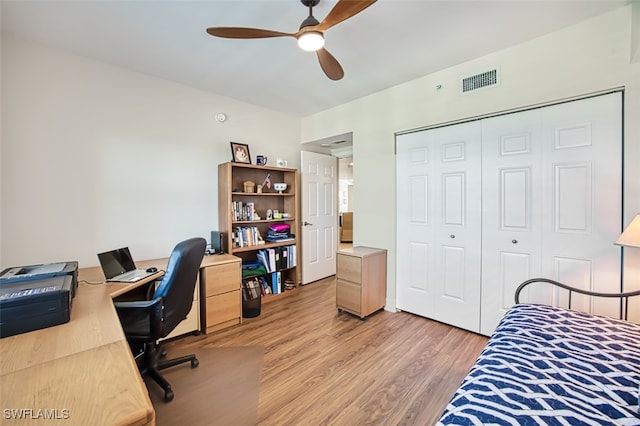 bedroom with light wood-type flooring, a closet, and ceiling fan