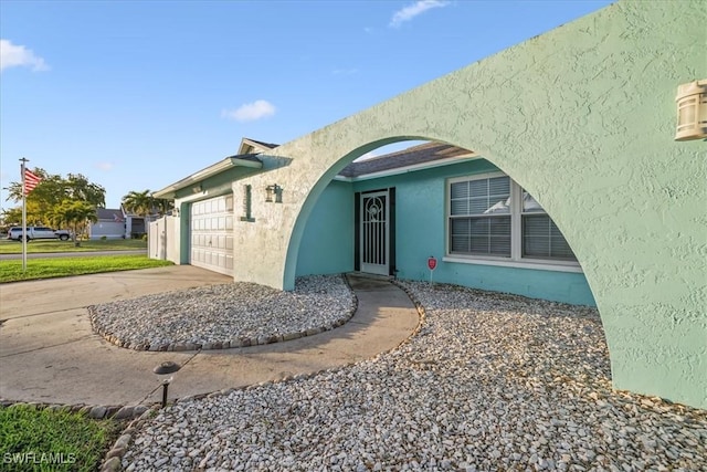 view of front facade featuring a garage