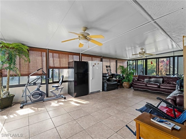 sunroom with ceiling fan