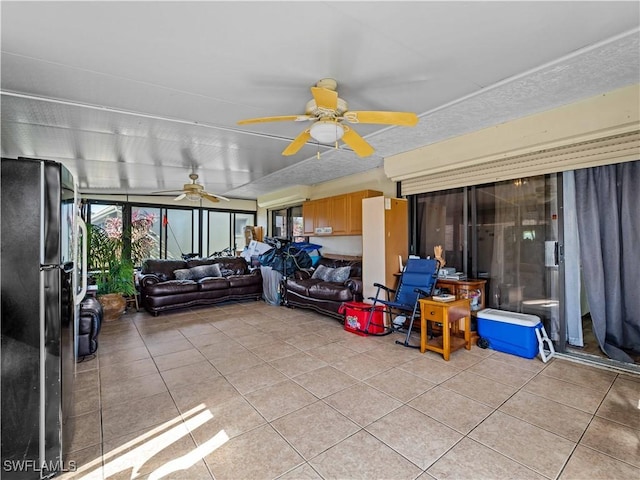 sunroom with ceiling fan