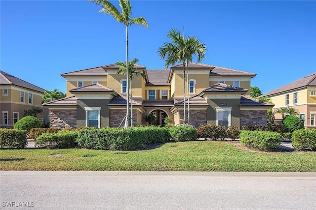 view of front of property featuring a front yard