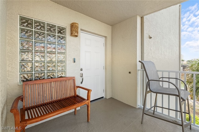 property entrance featuring a balcony