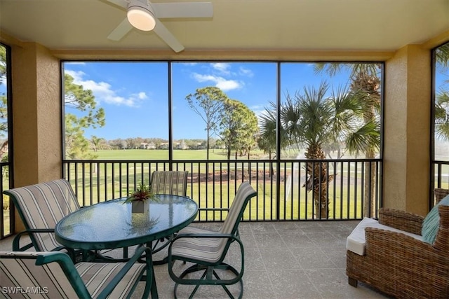 sunroom with ceiling fan