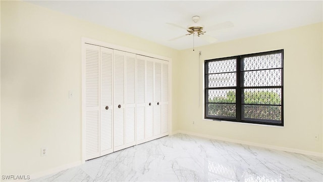 unfurnished bedroom featuring ceiling fan and a closet