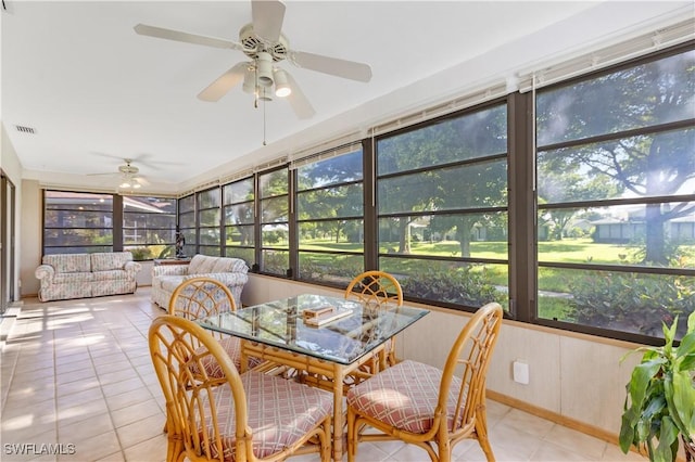 sunroom with ceiling fan