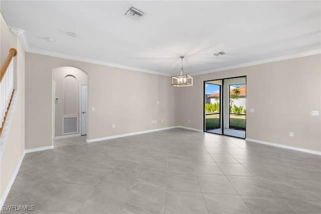 empty room featuring crown molding and an inviting chandelier