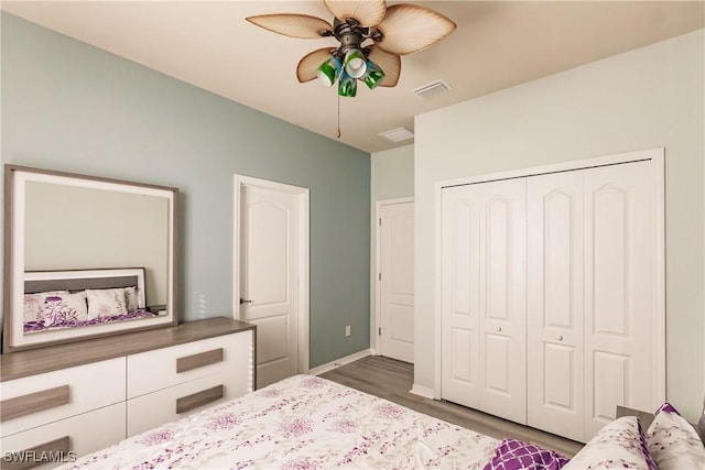 bedroom featuring hardwood / wood-style floors, ceiling fan, and a closet