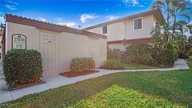 view of front of home featuring a front lawn