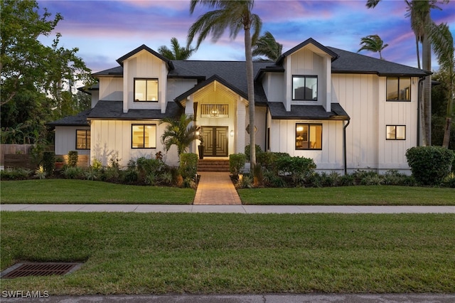 view of front of property featuring a lawn