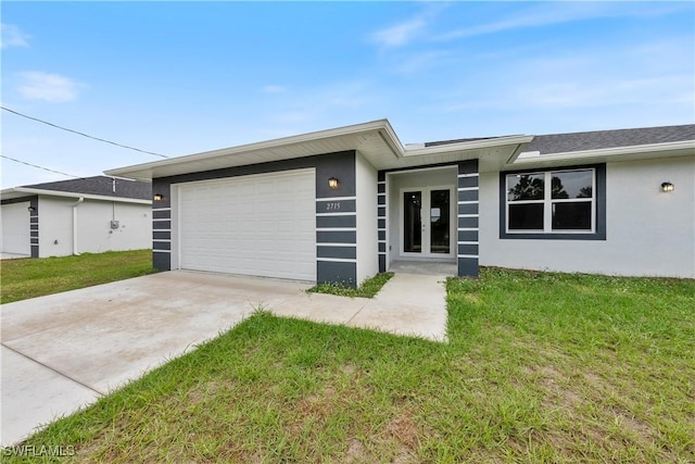 view of front facade featuring a garage and a front yard