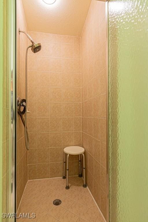 bathroom featuring tiled shower