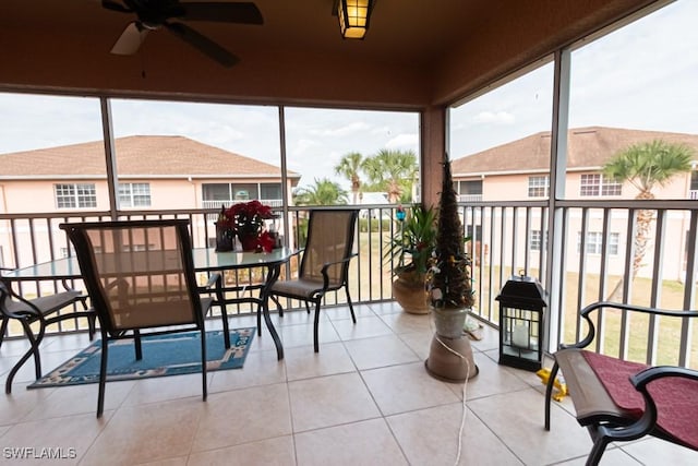 sunroom with ceiling fan