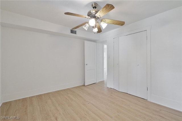 unfurnished bedroom featuring light wood-type flooring, a closet, and ceiling fan