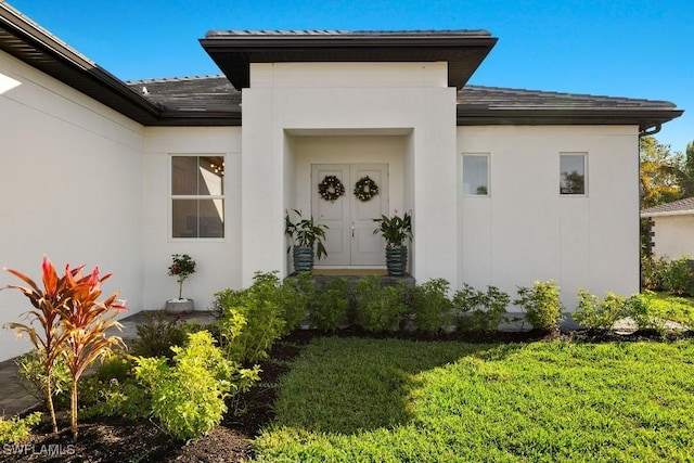 entrance to property with a yard