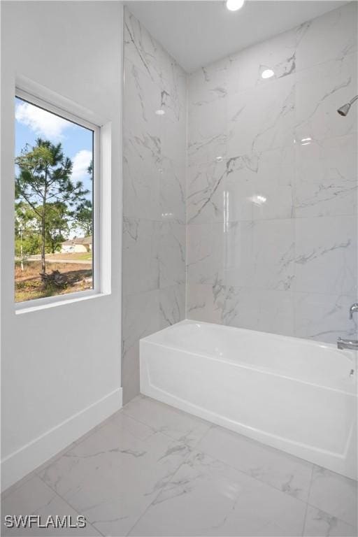 bathroom with tiled shower / bath