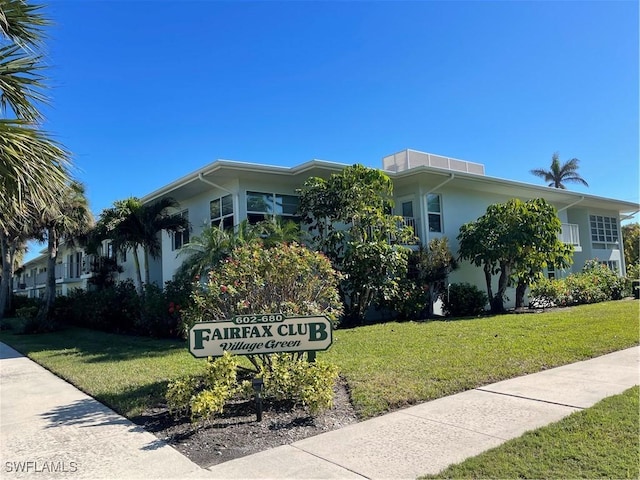 view of front of home featuring a front lawn