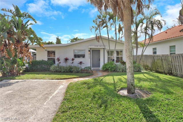 view of front of home featuring a front yard