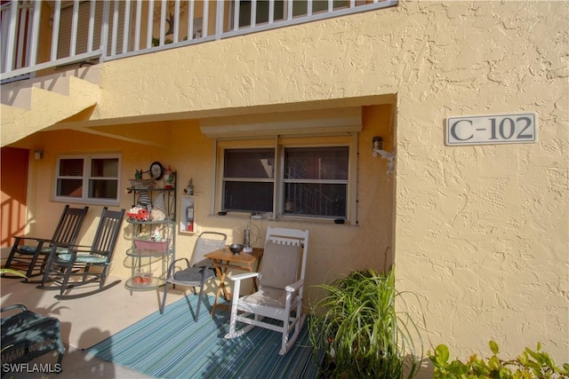 property entrance featuring a balcony