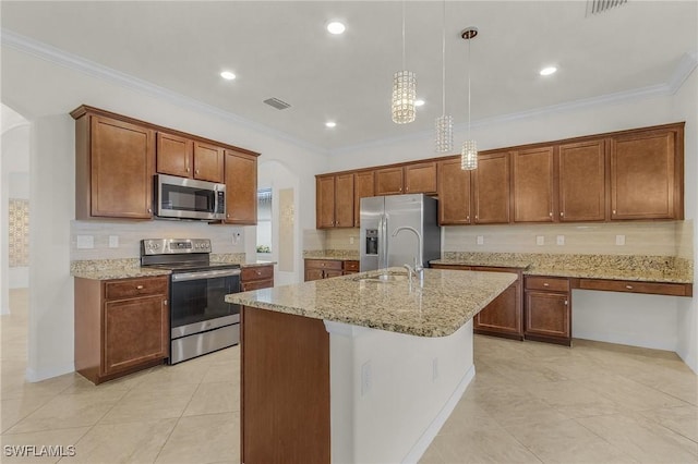 kitchen featuring sink, stainless steel appliances, a notable chandelier, decorative light fixtures, and a kitchen island with sink