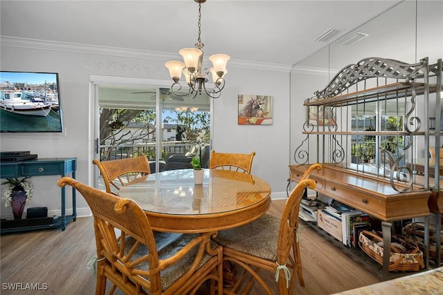 dining space featuring crown molding, light hardwood / wood-style flooring, and a notable chandelier