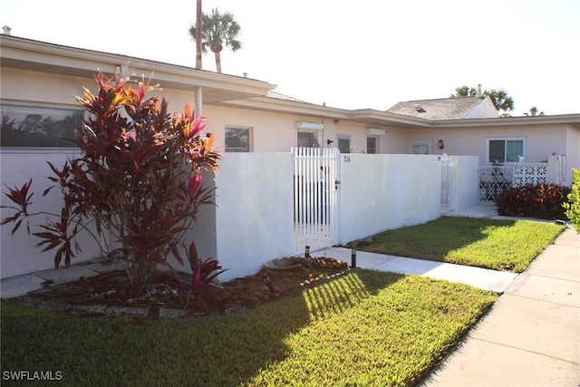 exterior space featuring a lawn