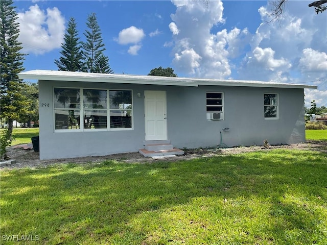 view of front facade featuring a front yard