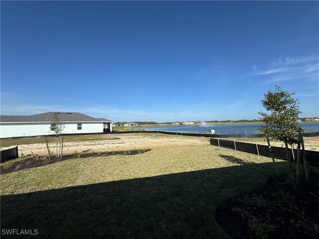 view of yard featuring a water view