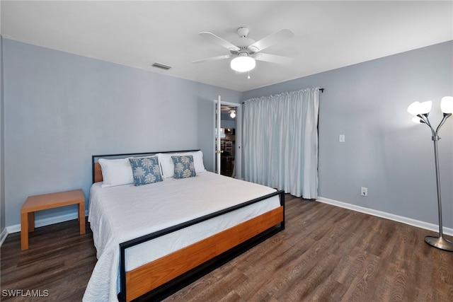 bedroom featuring dark wood-style floors, baseboards, visible vents, and ceiling fan