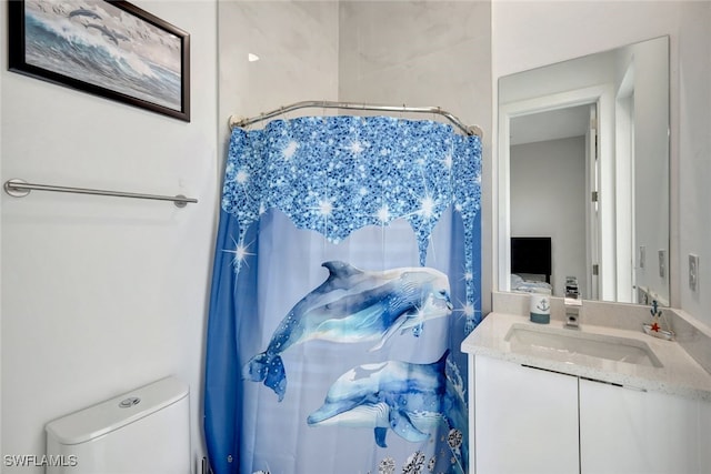 bathroom featuring a shower with curtain, vanity, and toilet