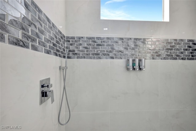 bathroom featuring a tile shower