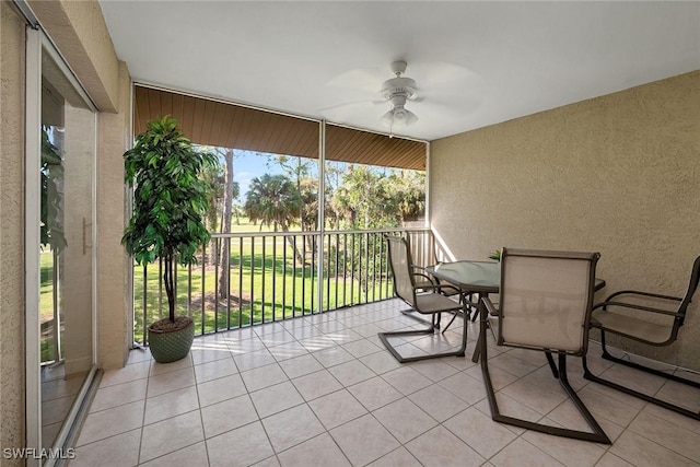 sunroom with ceiling fan