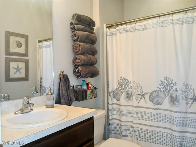 bathroom with a shower with curtain, vanity, and toilet