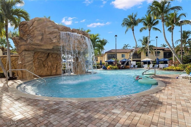 view of pool with pool water feature