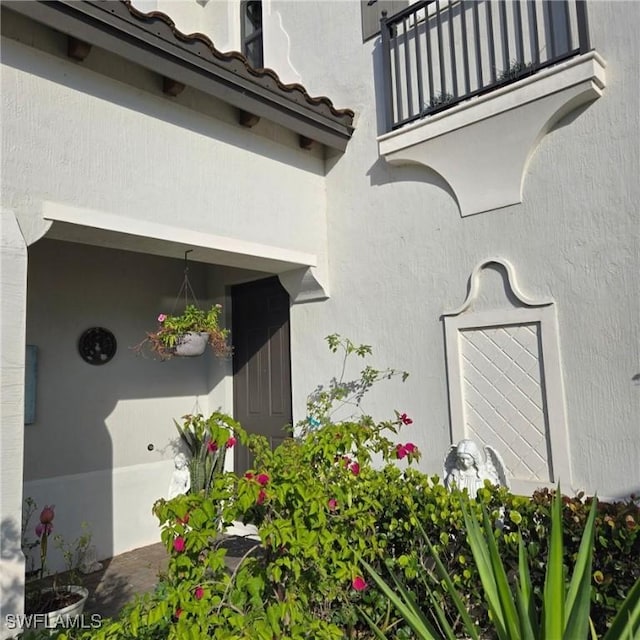 property entrance with a balcony