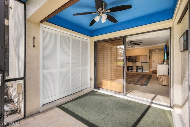 sunroom with ceiling fan