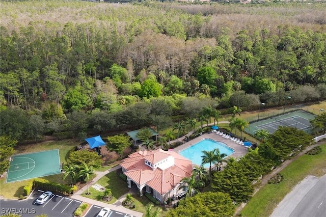 birds eye view of property featuring a forest view