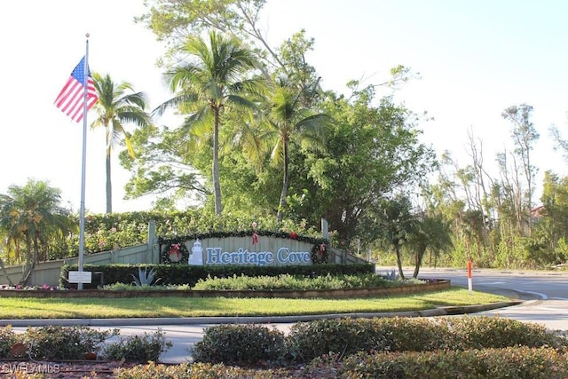 community / neighborhood sign featuring a yard