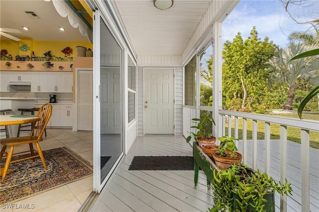 balcony featuring covered porch