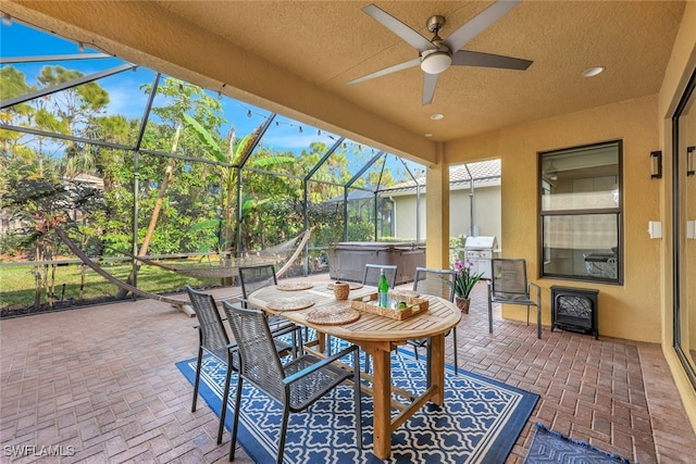 sunroom with ceiling fan