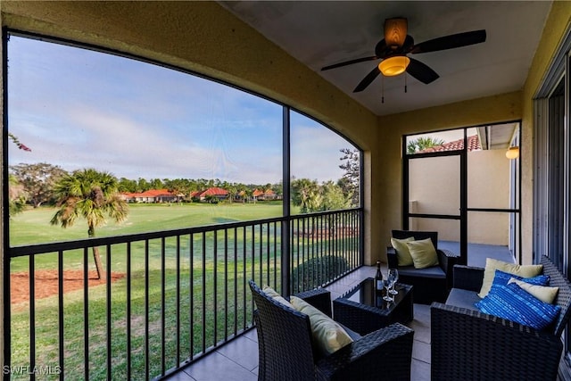 sunroom with ceiling fan