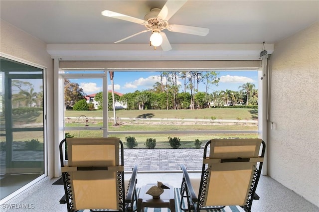 sunroom with ceiling fan