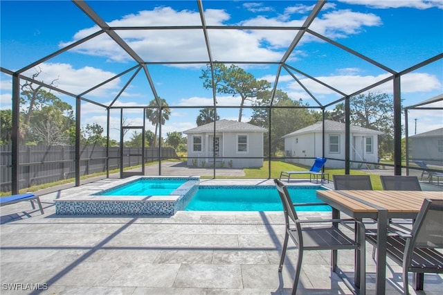 view of pool with an in ground hot tub, a yard, a patio area, and a lanai