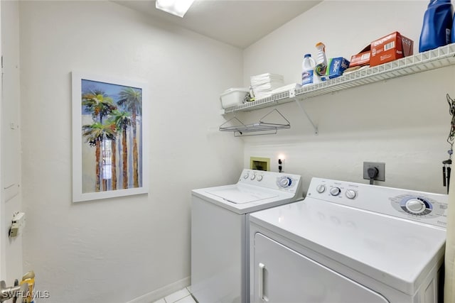 clothes washing area with laundry area, baseboards, and independent washer and dryer