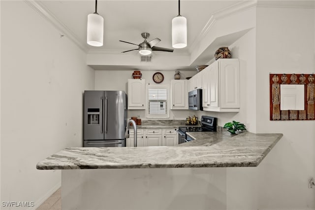 kitchen featuring crown molding, stainless steel appliances, visible vents, a ceiling fan, and a peninsula